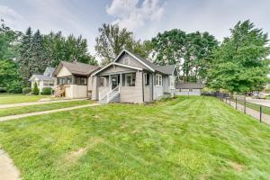 ロイヤル・オークにあるPet-Friendly Home with Yard, Near Downtown Royal Oakの広い庭のある家