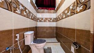 baño pequeño con aseo y ventana en WhyDesert Camp & Tours, en Wadi Rum