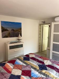 沙勒羅瓦的住宿－2 bedrooms appartement with wifi at Charleroi，卧室配有一张床,墙上挂有绘画作品