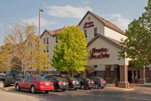 een rij auto's geparkeerd voor een restaurant bij Hampton Inn & Suites Kokomo in Kokomo