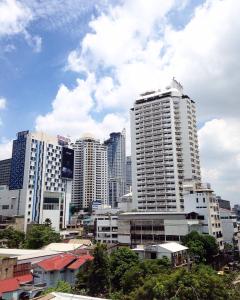 un grupo de edificios altos en una ciudad en Micro Hostel, en Bangkok