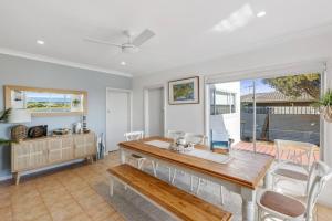 Un comedor con mesa y sillas en Oceanfront Odyssey, en Portarlington