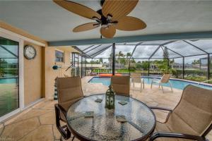 d'une salle à manger avec une table et un ventilateur de plafond. dans l'établissement Seascape Retreat - Canal front Cape Coral Rental, à Cape Coral