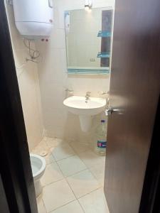 y baño con lavabo y aseo. en بورتو السخنه en Ain Sokhna