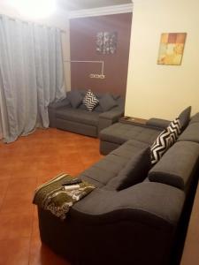 una sala de estar con sofá y sofás. en بورتو السخنه en Ain Sokhna