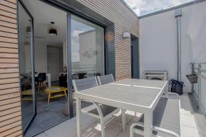 - Balcón con mesa blanca y sillas en Le Nid des Romains - T2 neuf - Balcon - vue, en Annecy