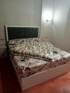 1 cama no hecha en un dormitorio con en بورتو السخنه en Ain Sokhna