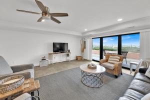 Una sala de estar con un sofá y un ventilador de techo. en Aegean 104 - Updated Aegean Gulf Front Property, en Destin