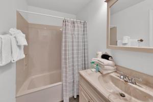 Un baño con lavabo y ducha en Aegean 104 - Updated Aegean Gulf Front Property, en Destin 22 fotos más