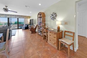 sala de estar con mesa y escritorio en Aegean 120 - Beach Front 2 Bedroom, en Destin