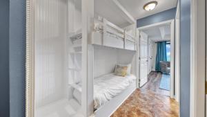 Ένα ή περισσότερα κρεβάτια σε δωμάτιο στο Aegean 105 - Updated Beach Front Rental on Holiday Isle