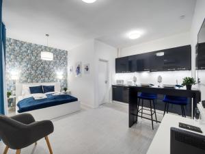 布達佩斯的住宿－Central and New apartment with AC，一间卧室配有一张床和一张书桌