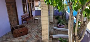 Casa Grande في غالينوس: منزل مع شرفة مع مقعد وشجرة
