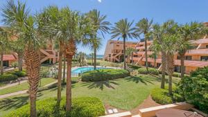 Una vista aérea de un complejo turístico con palmeras y piscina. en Aegean 211 - Updated 2nd Floor Aegean Property, en Destin