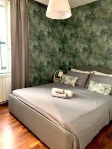 ein Schlafzimmer mit einem großen Bett und einer grünen Wand in der Unterkunft Maison barbuti in Salerno