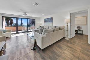 una sala de estar con un sofá y una mesa en Aegean 211 - Updated 2nd Floor Aegean Property, en Destin