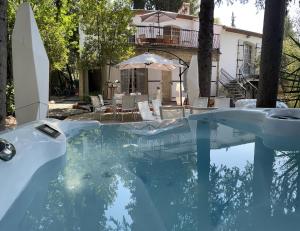 Bazén v ubytovaní Villa&spa 3 ch 6pers en ville 12 mn de la plage alebo v jeho blízkosti