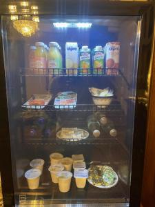 un frigorifero aperto pieno di cibo e bevande di B&B Formigola a Corticelle Pieve