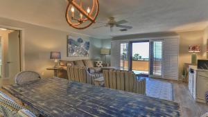 Un comedor y una sala de estar con una mesa. en Aegean 210 - Updated 2 Bedroom 2 Bath at the Aegean, en Destin
