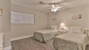 une chambre avec deux lits et un ventilateur de plafond dans l'établissement Aegean 213 - Beautiful 2 bedroom 2 bath, à Destin 11 autres photos