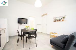 ein Wohnzimmer mit einem Tisch und einem Sofa in der Unterkunft LeS House - Apartment 1 in Pisa