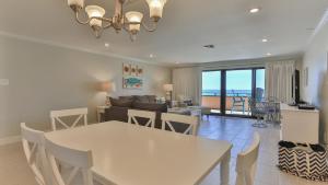 comedor y sala de estar con mesa blanca y sillas en Aegean 305 - Breathtaking Views from this Aegean 3 Bedroom Beach Front Unit, en Destin