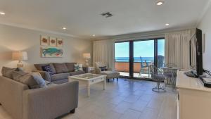 una sala de estar con un sofá y una mesa en Aegean 305 - Breathtaking Views from this Aegean 3 Bedroom Beach Front Unit, en Destin