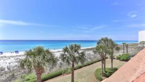 Una vista de una playa con palmeras y el océano en Aegean 305 - Breathtaking Views from this Aegean 3 Bedroom Beach Front Unit, en Destin