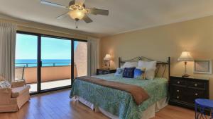 Un dormitorio con una cama con vista al mar. en Aegean 305 - Breathtaking Views from this Aegean 3 Bedroom Beach Front Unit, en Destin