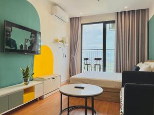 um quarto de hotel com uma cama e uma televisão em Ocean View, Studio Ocean Park Đa Ton Gia Lam em Hanói