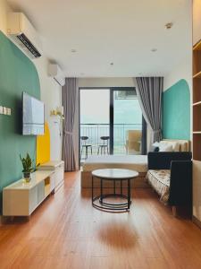 uma sala de estar com uma cama e uma mesa em Ocean View, Studio Ocean Park Đa Ton Gia Lam em Hanói