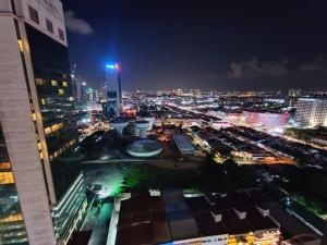 Blick auf die Stadt in der Nacht in der Unterkunft Twin Galaxy 2 Bedroom Netflix 5-7 Pax Stylish Suite in Johor Bahru