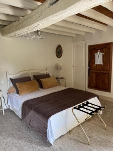 En eller flere senger på et rom på Domaine de la Creuse