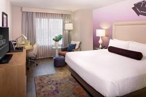 een hotelkamer met een groot bed en een bureau bij Hotel Indigo Austin Downtown, an IHG Hotel in Austin