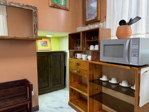 cocina con microondas en una estantería de madera en Art Boutique apartment 2 bedroom 2 bathroom, en Baños