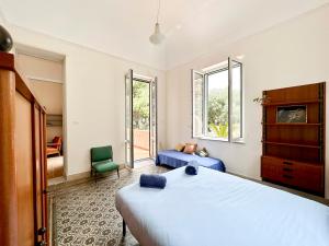 1 dormitorio con 1 cama grande y 1 silla verde en Casa Stella Splendida Villa sul Mare, en Palermo 75 fotos más