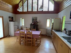 Kuchyň nebo kuchyňský kout v ubytování Cozy Cottage in the Heart of the Triglav National Park