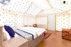 Ένα ή περισσότερα κρεβάτια σε δωμάτιο στο NK Desert Camp Jaisalmer