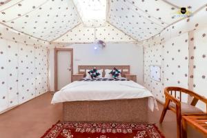 Ένα ή περισσότερα κρεβάτια σε δωμάτιο στο NK Desert Camp Jaisalmer