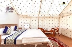 Ένα ή περισσότερα κρεβάτια σε δωμάτιο στο NK Desert Camp Jaisalmer