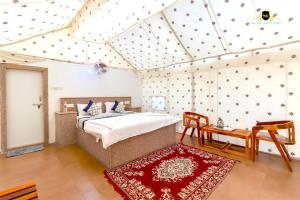 Ένα ή περισσότερα κρεβάτια σε δωμάτιο στο NK Desert Camp Jaisalmer