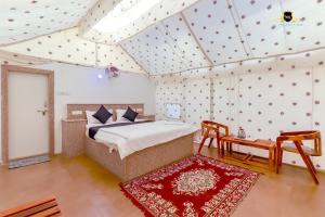Ένα ή περισσότερα κρεβάτια σε δωμάτιο στο NK Desert Camp Jaisalmer