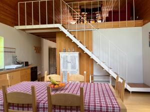 En restaurant eller et spisested på Cozy Cottage in the Heart of the Triglav National Park