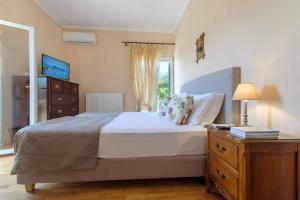 um quarto com uma cama, uma cómoda e uma janela em Villa Armeni by CorfuEscapes em Corfu Town