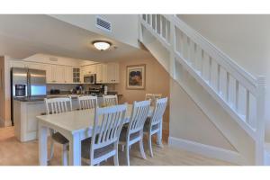 Η κουζίνα ή μικρή κουζίνα στο Commodore's Retreat 402 - Beach service included 2 chairs and 1 umbrella March through October