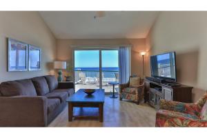 Χώρος καθιστικού στο Commodore's Retreat 402 - Beach service included 2 chairs and 1 umbrella March through October