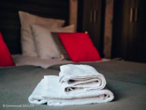 Postel nebo postele na pokoji v ubytování Hôtel Le Saint Patrice