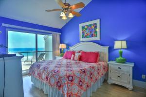 Ένα ή περισσότερα κρεβάτια σε δωμάτιο στο Commodore's Retreat 402 - Beach service included 2 chairs and 1 umbrella March through October +23 φωτογραφίες