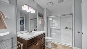 Koupelna v ubytování Crystal Villas 12B - Updated 2 Bedroom with Loft Beach Front Condo In the Heart of Destin