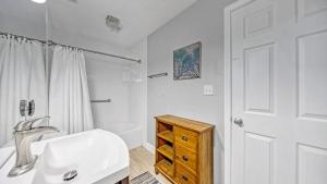 Koupelna v ubytování Crystal Villas 12B - Updated 2 Bedroom with Loft Beach Front Condo In the Heart of Destin